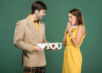 Σου λέει πως σ' αγαπά, το εννοεί; Τι αποκαλύπτει το ζώδιό του!