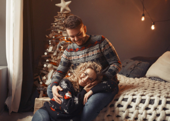 Ποιο ζώδιο θέλει cozy αγκαλιές και ποιο θέλει party κάτω από τα φωτάκια;