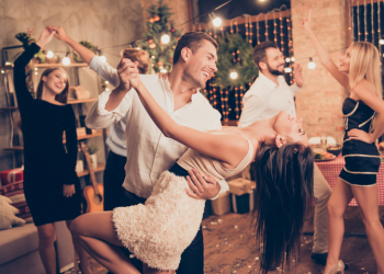 Τι θα κάνει το ζώδιό σου για να λάμψει μέσα στη μαγεία των Χριστουγέννων;