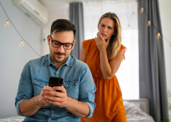 Το ηφαίστειο που δεν εκρήγνυται: Δες ποια 4 ζώδια πνίγουν τη ζήλια τους στη σιωπή.